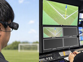 Die tragbare Kamera Xacti CX-WL100 wird für den Einsatz als Schiedsrichterkamera bei einer Fußballübertragung angelegt.