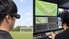 Die tragbare Kamera Xacti CX-WL100 wird für den Einsatz als Schiedsrichterkamera bei einer Fußballübertragung angelegt.