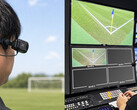 Die tragbare Kamera Xacti CX-WL100 wird für den Einsatz als Schiedsrichterkamera bei einer Fußballübertragung angelegt.
