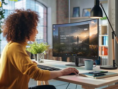 Frau am Schreibtisch mit Philips Monitor darauf
