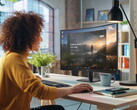 Frau am Schreibtisch mit Philips Monitor darauf