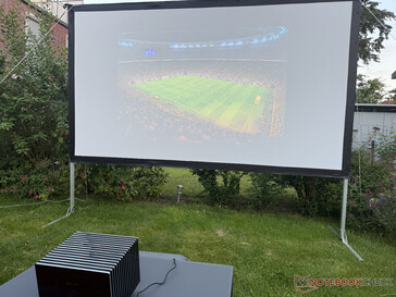 AWOL Valerion Pro 2 mit Outdoor-Leinwand am frühen Abend (ohne Sonnenschein)