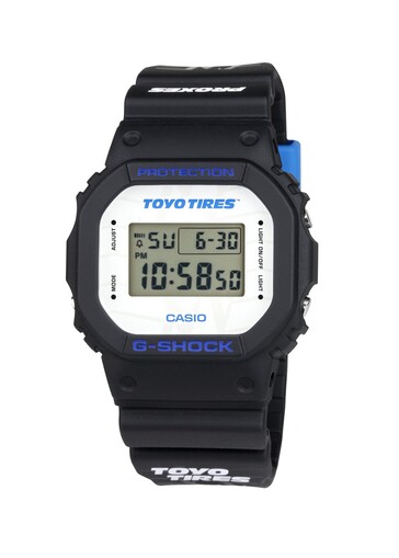 Das weiße Zifferblatt zeigt prominent das Toyo-Tires-Logo, während blaue Schriftzüge einen kontrastreichen Akzent zum klassischen, quadratischen G-Shock-Design setzen
