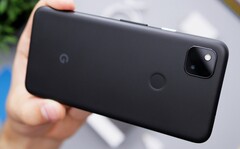 Google halbiert die Laufzeit einiger Pixel 4a per Update, bietet Nutzern aber einen kostenlosen Akku-Tausch. (Bildquelle: Daniel Romero)