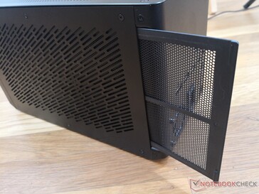 Die Luftzufuhr-Gitter der Gaming Box haben einen herausnehmbaren Staubfilter. Bei der älteren 2019er Version der Gaming Box gab es diesess Feature noch nicht