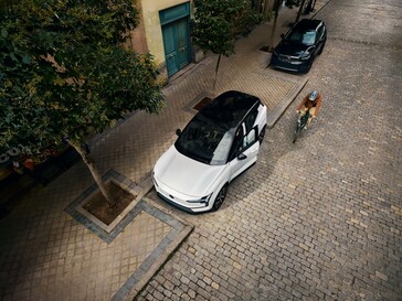 Mit der neuen Summer Edition startet der Volvo EX30 in die warme Jahreszeit. Mit im Gepäck hat das Sondermodell des kompakten Elektro-SUV ein stylishes neues Interieur, attraktive 20-Zoll-Felgen und komfortable Extras, die auch im Winter nützlich sind.