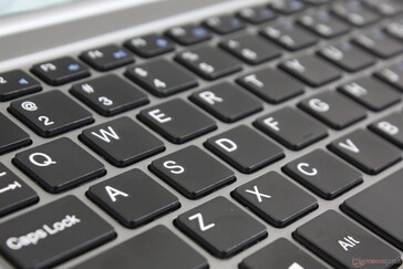 Obwohl die Tasten selbst dicht gedrängt sind, ist das Feedback sehr angenehm