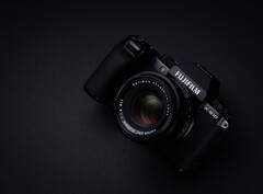 Die Fujifilm X-S10 verzichtet auf dedizierte Räder zum Einstellen der Belichtungszeit und des ISO-Werts. (Bild: Fujifilm)