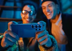 Das Samsung Galaxy S25 Ultra kann auch mit Drittanbieter-Ladegeräten drahtlos geladen werden. (Bildquelle: Samsung)