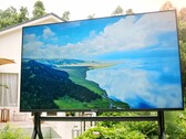Sylvox präsentiert mit dem Frameless Pro einen annähernd rahmenlosen Outdoor-TV.