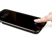 Der erste direkt im Display integrierbare Fingerabdrucksensor stammt von Synaptics.