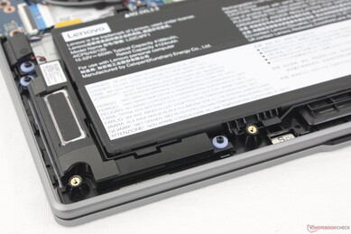 Insgesamt 4 Lautsprecher, 2 nahe der vorderen Ecken und 2 entlang der Tastaturseiten