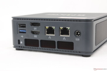 Rückseite: USB-A 2.0, USB-A 3.2 Gen. 1, DisplayPort (4K60), HDMI 2.0 (4K60), 2x RJ-45 (2,5 Gbps), Ac-Adapter, Kensington Lock