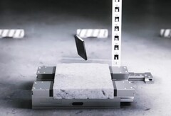 Gorilla Glass Victus 2 soll sogar Stürze aus einer Höhe von einem Meter mit einem Aufschlag auf Beton überstehen. (Bild: Corning)