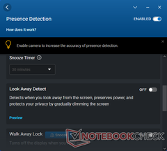 Wenn die Präsenzerkennung aktiviert ist, geht der Laptop in den Schlafmodus wenn sich niemand davor befindet und reaktiviert sich sobald man sich nähert.
