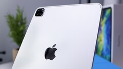 Mit einem Apple Logo aus Glas könnte das neue iPad Pro 2022 womöglich endlich kabellos geladen werden (Bild: Daniel Romero)