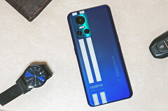 Mit seinem Racing-Design überzeugt das realme GT Neo 3 eventuell auch Käufer, die nicht so gerne Genshin Impact spielen.