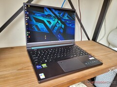 Der Acer Predator Triton 300 SE ist mit bis zu 60 dB(A) im Gaming-Betrieb einer der lautesten Laptops.