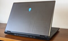 Das überarbeitete Chassis macht das Alienware m16 R2 deutlich portabler (Bild: Allen Ngo)