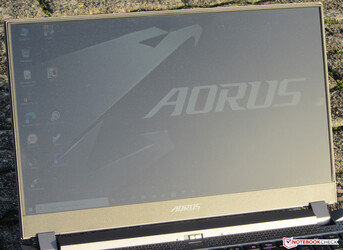 Das Aorus 15P im Freien (geschossen bei strahlendem Sonnenschein)