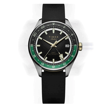 Timex Atelier GMT Première M1a mit schwarzem Zifferblatt, grünem 24-Stunden-GMT-Ring und schwarzem NBR-Kautschukarmband.