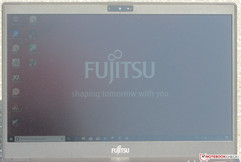 Das Lifebook im Freien (fotografiert bei strahlendem Sonnenschein; direkte Sonneneinstrahlung)