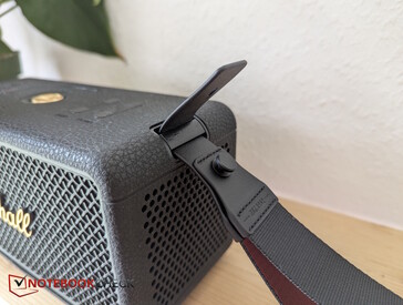 Beiliegenden Riemen einfädeln und...