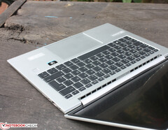 Wir hatten die teuerste Variante des HP EliteBook 845 G9 im Test, mit Ryzen 9 PRO 6950HS, 32GB RAM, 1TB SSD und Blickschutz Display