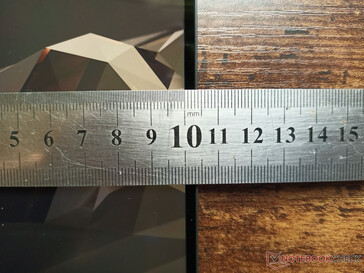 Für eine Workstation sind die Bildschirmränder an allen Seiten besonders schmal