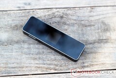 Das gesamte Gehäuse besteht aus Metall und Glas.