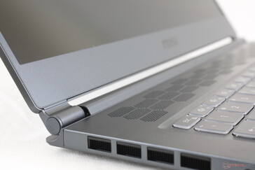 Die kleinen Scharniere sind eher schwach, besonders bei größeren Öffnungswinkeln