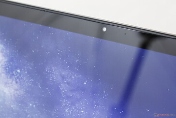 Webcam mit aktivierter elektronischer Abdeckung. Das Glas vor der Kamera wird zu blickdichtem Weiß