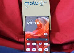 Das Moto G85 ist ein sehr gutes Budget-Smartphone, nicht nur wegen seines hübschen Designs (Bildquelle: Florian Schmitt)