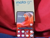 Das Moto G85 ist ein sehr gutes Budget-Smartphone, nicht nur wegen seines hübschen Designs (Bildquelle: Florian Schmitt)