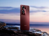 Das Oppo F25 Pro 5G setzt wahlweise auf eine strukturierte Rückseite in auffälligem Rot. (Bild: Oppo)