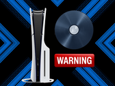 PS5-Konsole mit Warnaufkleber und einer Spiele-Disc