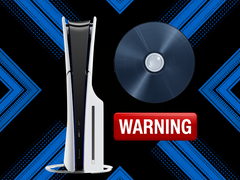 PS5-Konsole mit Warnaufkleber und einer Spiele-Disc