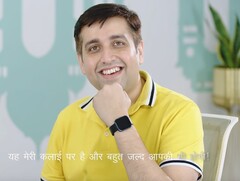 Realme India: Madhav Sheth teasert Smartwatch und lila Realme 6 Pro.