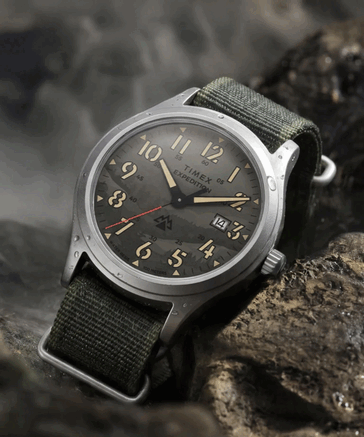 Die Timex TW2Y89500 verfügt über ein grünes Zifferblatt im Camouflage-Design 