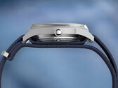 Seitenansicht der Peanuts x Timex Marlin Jet Automatic mit Edelstahlgehäuse, gewölbtem Hesalitglas über der Lünette und blauem strukturiertem Textilarmband.