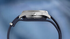 Seitenansicht der Peanuts x Timex Marlin Jet Automatic mit Edelstahlgehäuse, gewölbtem Hesalitglas über der Lünette und blauem strukturiertem Textilarmband.