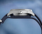 Seitenansicht der Peanuts x Timex Marlin Jet Automatic mit Edelstahlgehäuse, gewölbtem Hesalitglas über der Lünette und blauem strukturiertem Textilarmband.