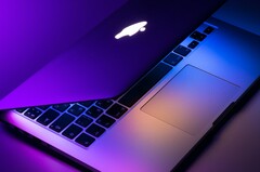 Apple soll schon bald völlig neue MacBooks vorstellen, welche auf die hauseigenen ARM-Prozessoren setzen werden. (Bild: Dmitry Chernyshov, Unsplash)