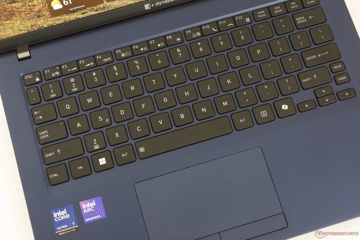 Das Tasten-Feedback ist fast so klar wie bei einem HP EliteBook, während das Clickpad (~11 x 5,8 cm) integrierte Maustasten enthält