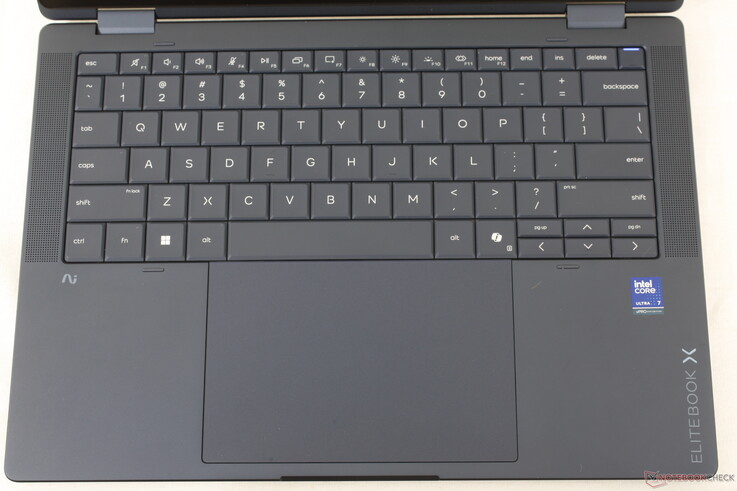 Größeres haptisches Clickpad (13,8 x 9,1 cm). Die Chiclet-Tasten des G1i wurden durch abgeschrägte Tasten ersetzt, das Tippgefühl ist angenehm.