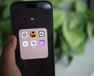 Hand hält ein Smartphone mit einem Ordner voller KI-Apps auf dem Bildschirm