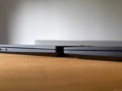 ThinkPad X1 Carbon Gen 14 IPS Touch (links) vs. OLED ohne Touch (rechts)