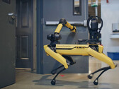 Türen öffnen und Gegenstände heben: Spots Arm macht es möglich. (Bild: youtube/Boston Dynamics)