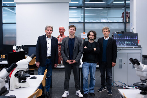 (v.l.) Der Studiendekan der Medizin, Prof. Dr. Thorsten Schäfer, Morris Gellisch, Boris Burr und Prof. Dr. Eckart Förster, Leiter der Abteilung Neuroanatomie und Molekulare Hirnforschung (Bild: RUB, Kramer).