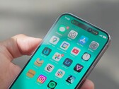 Die Dynamic Island des iPhone 14 Pro sieht bei Sonnenlicht nicht so schick aus wie in Innenräumen. (Bild: The Verge / YouTube)
